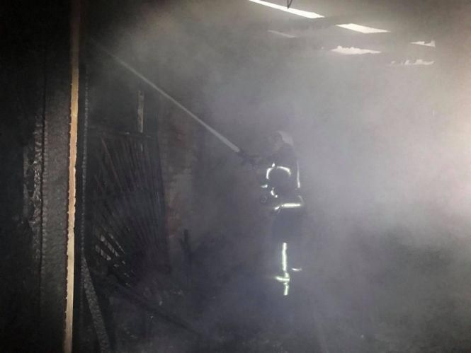 П'ять пожежних машин та 23 вогнеборці: на території вінницького лісгоспу горів цех, фото №8 на сайті 20minut.ua