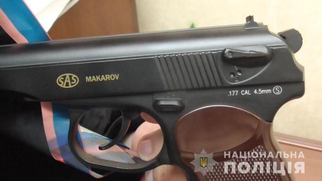 На Покришкіна молодик з десятого поверху розстріляв машину з водієм всередині, фото №1 на сайті 20minut.ua