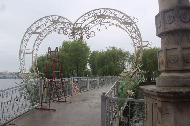 В парку Нацвідродження встановлять три ковані арки та «Серце». У яких ще парках чекати оновлення, фото №1 на сайті 20minut.ua