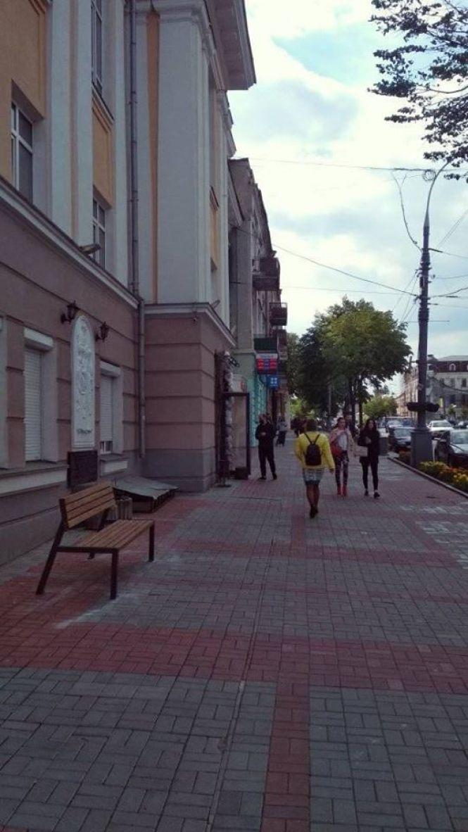 На Соборній встановили лавочки, які виготовили ветерани АТО, фото №1 на сайті 20minut.ua