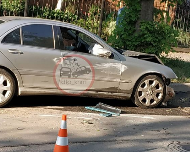 Новини Хмельницького - фото з ДТП у Хмельницькому: п'яний на Mercedes влетів у зустрічний бус (ВІДЕО, ФОТО) ДТП у Хмельницькому: п'яний на Mercedes влетів у зустрічний бус (ВІДЕО, ФОТО), фото №2 на сайті vsim.ua