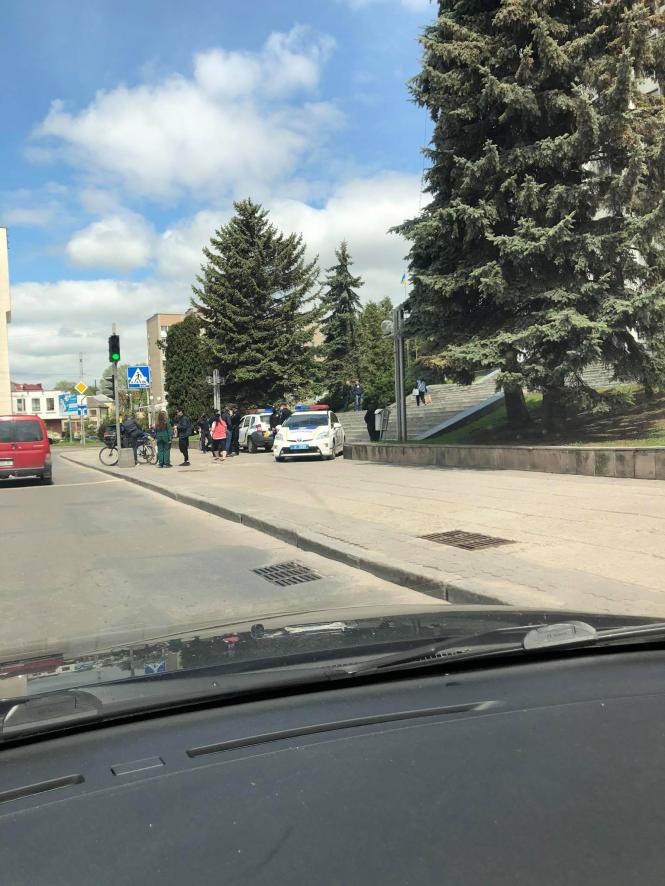 Новини Тернополя - фото з Біля ОДА - пікет, поліція перекрила сходи. Що вимагають тернополяни? Біля ОДА - пікет, поліція перекрила сходи. Що вимагають тернополяни?, фото №1 на сайті 20minut.ua