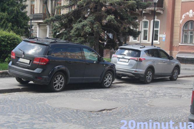 Новини Тернополя - фото з Паркуюсь, де хочу? У Тернополі водії ставлять машини там, де це заборонено (ФОТОРЕПОРТАЖ) Паркуюсь, де хочу? У Тернополі водії ставлять машини там, де це заборонено (ФОТОРЕПОРТАЖ), фото №1 на сайті 20minut.ua