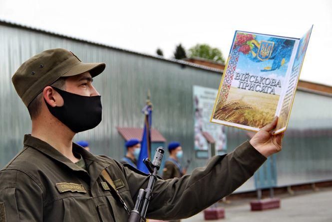 Новини Вінниці - фото з Гвардієць з Калинівки врятував на Донбасі вівчарку, поранену гранатою Гвардієць з Калинівки врятував на Донбасі вівчарку, поранену гранатою, фото №5 на сайті 20minut.ua