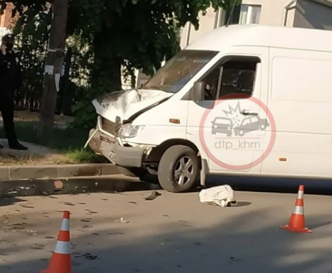 Новини Хмельницького - фото з ДТП у Хмельницькому: п'яний на Mercedes влетів у зустрічний бус (ВІДЕО, ФОТО) ДТП у Хмельницькому: п'яний на Mercedes влетів у зустрічний бус (ВІДЕО, ФОТО), фото №1 на сайті vsim.ua