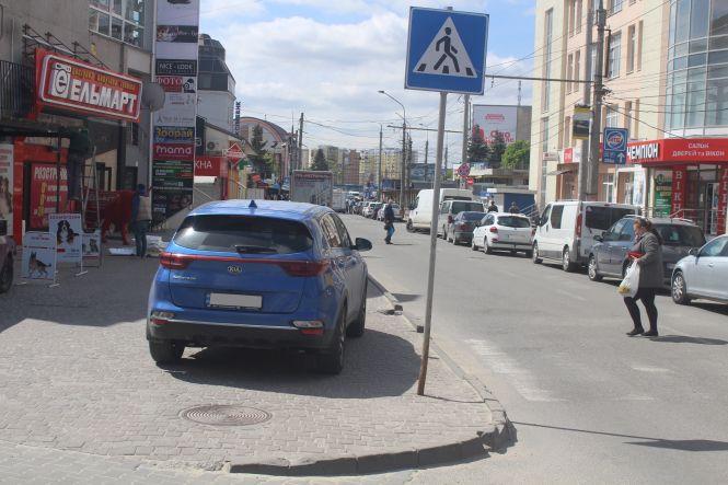 Новини Тернополя - фото з Паркуюсь, де хочу? У Тернополі водії ставлять машини там, де це заборонено (ФОТОРЕПОРТАЖ) Паркуюсь, де хочу? У Тернополі водії ставлять машини там, де це заборонено (ФОТОРЕПОРТАЖ), фото №4 на сайті 20minut.ua
