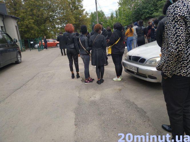 Новини Тернополя - фото з "Він був добряк". Присутні не стримували сліз: як у Тернополі ховали вбитого  студента-іноземця Ерітьє "Він був добряк". Присутні не стримували сліз: як у Тернополі ховали вбитого  студента-іноземця Ерітьє, фото №5 на сайті 20minut.ua