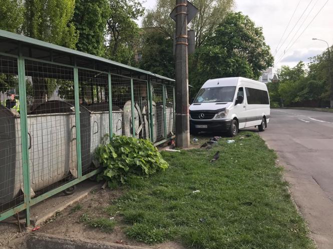 ДТП на Інститутській: водій маршрутки врізався у сміттєві баки, фото №2 на сайті vsim.ua