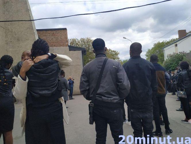 Новини Тернополя - фото з "Він був добряк". Присутні не стримували сліз: як у Тернополі ховали вбитого  студента-іноземця Ерітьє "Він був добряк". Присутні не стримували сліз: як у Тернополі ховали вбитого  студента-іноземця Ерітьє, фото №7 на сайті 20minut.ua