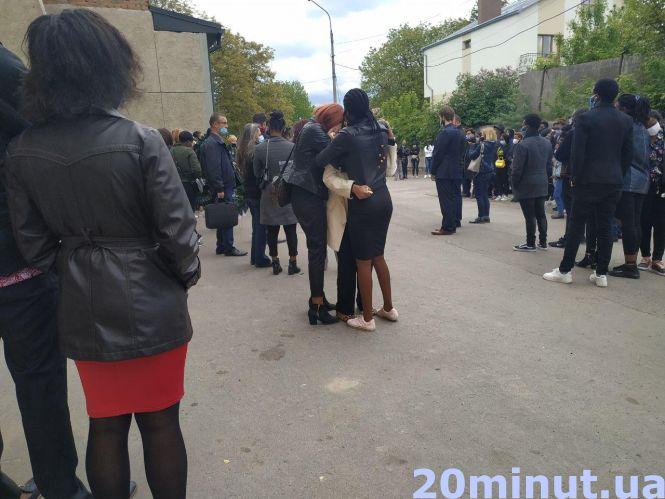 Новини Тернополя - фото з "Він був добряк". Присутні не стримували сліз: як у Тернополі ховали вбитого  студента-іноземця Ерітьє "Він був добряк". Присутні не стримували сліз: як у Тернополі ховали вбитого  студента-іноземця Ерітьє, фото №4 на сайті 20minut.ua