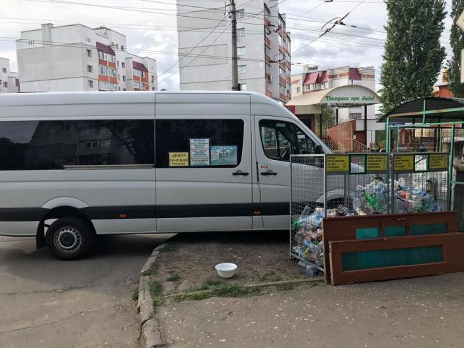 ДТП на Інститутській: водій маршрутки врізався у сміттєві баки, фото №1 на сайті vsim.ua