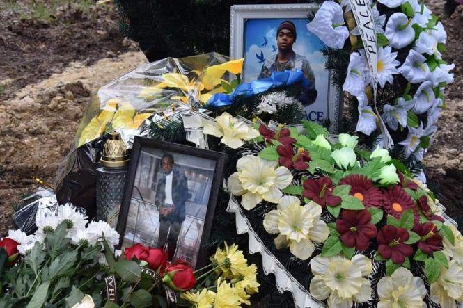 Новини Тернополя - фото з "Він був добряк". Присутні не стримували сліз: як у Тернополі ховали вбитого  студента-іноземця Ерітьє "Він був добряк". Присутні не стримували сліз: як у Тернополі ховали вбитого  студента-іноземця Ерітьє, фото №9 на сайті 20minut.ua