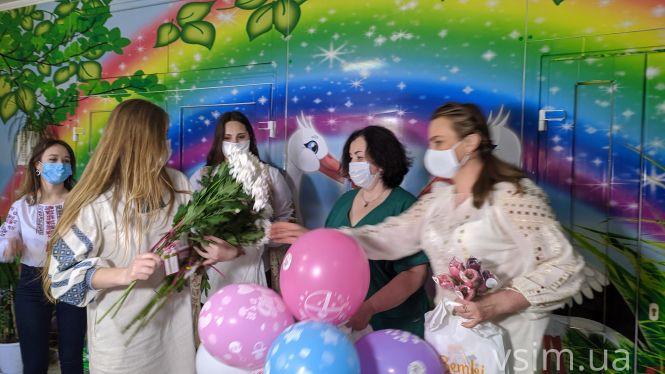 У Хмельницькому 16 новонароджених малят “одягнули” у вишиванки, фото №3 на сайті vsim.ua