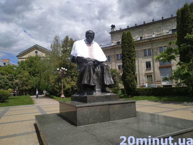 У Тернополі до свята у вишиванку "одягнули" Тараса Шевченка (ФОТО ДНЯ), фото №1 на сайті 20minut.ua