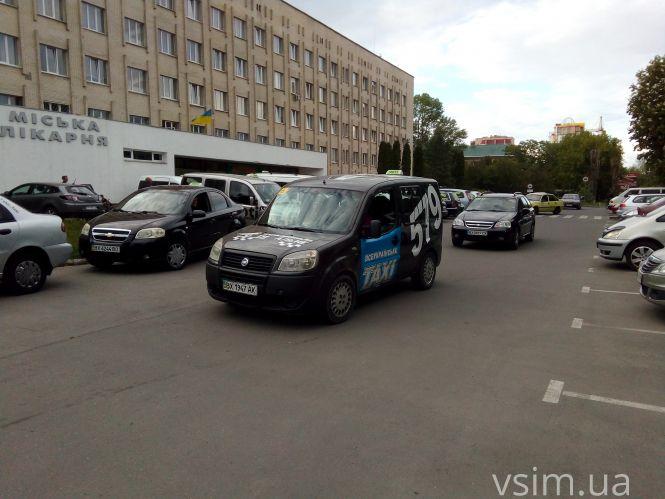 «Дякуємо лікарям!»: хмельницькі таксисти підтримали медиків Хмельницького гучним флеш-мобом (ФОТО, ВІДЕО), фото №1 на сайті vsim.ua