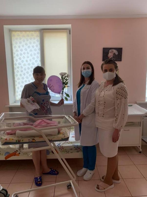 Новини Хмельницького - фото з У Хмельницькому 16 новонароджених малят “одягнули” у вишиванки У Хмельницькому 16 новонароджених малят “одягнули” у вишиванки, фото №5 на сайті vsim.ua