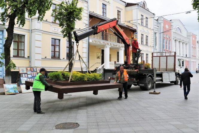 На Михайлівській встановлюють лавки з декоративними рослинами, фото №2 на сайті 20minut.ua