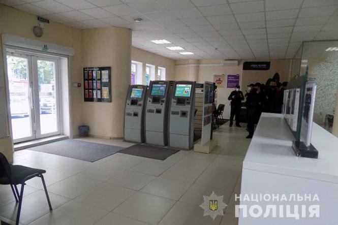 Новини Тернополя - фото з Невдоволений клієнт повідомив про замінування банку. "Жартівника" затримали Невдоволений клієнт повідомив про замінування банку. "Жартівника" затримали, фото №1 на сайті 20minut.ua