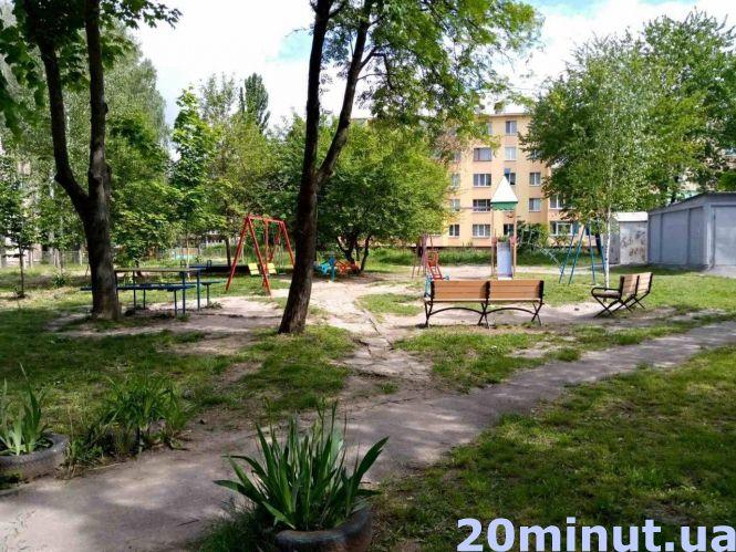 Новини Вінниці - фото з У дворі на Келецькій хлопець штурхав дітей та приставляв до голови одного із них ножа У дворі на Келецькій хлопець штурхав дітей та приставляв до голови одного із них ножа, фото №2 на сайті 20minut.ua