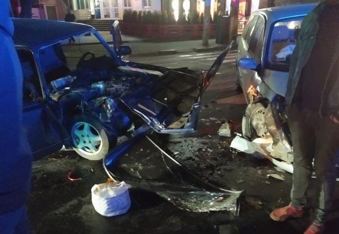 Новини Хмельницького - фото з В центрі Хмельницького зіткнулись два легковики. Є потерпілі В центрі Хмельницького зіткнулись два легковики. Є потерпілі, фото №2 на сайті vsim.ua