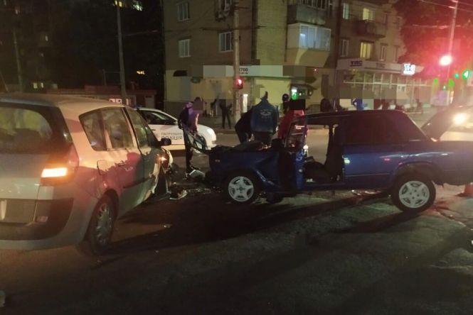 Новини Хмельницького - фото з В центрі Хмельницького зіткнулись два легковики. Є потерпілі В центрі Хмельницького зіткнулись два легковики. Є потерпілі, фото №1 на сайті vsim.ua