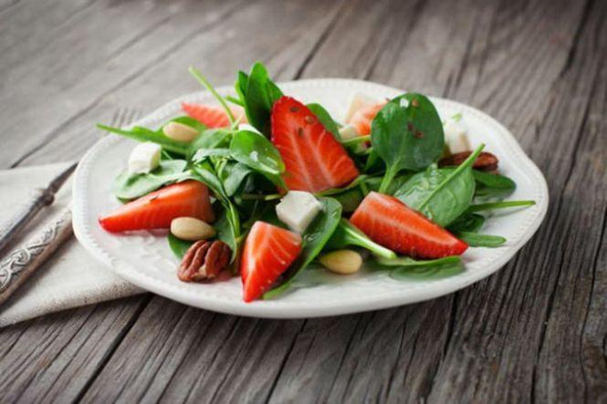 Рецепти салатів з полуницею, які здивують вас незвичним поєднанням інгредієнтів (ФОТО), фото №1 на сайті 20minut.ua