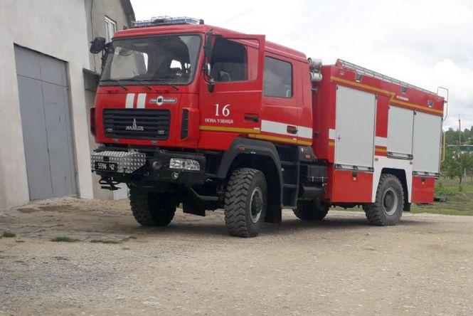 Небезпечний ремонт: на Хмельниччині бус впав з домкрата прямо на чоловіка, фото №1 на сайті vsim.ua