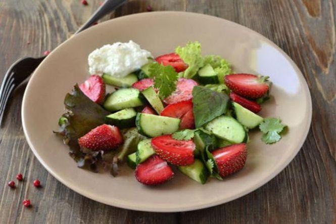 Рецепти салатів з полуницею, які здивують вас незвичним поєднанням інгредієнтів (ФОТО), фото №3 на сайті 20minut.ua