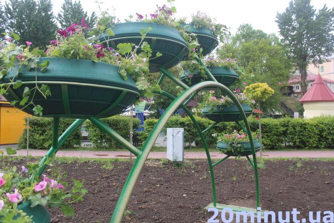 Новини Тернополя - фото з Вертикальне озеленення за 200 тис. гривень: у парку ім. Т. Шевченка ще встановили нові ковані скульптури Вертикальне озеленення за 200 тис. гривень: у парку ім. Т. Шевченка ще встановили нові ковані скульптури, фото №1 на сайті 20minut.ua