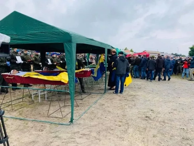 Новини Житомира - фото з Убитих на Житомирщині ветеранів АТО поховали поруч один з одним у Києві Убитих на Житомирщині ветеранів АТО поховали поруч один з одним у Києві, фото №2 на сайті 20minut.ua