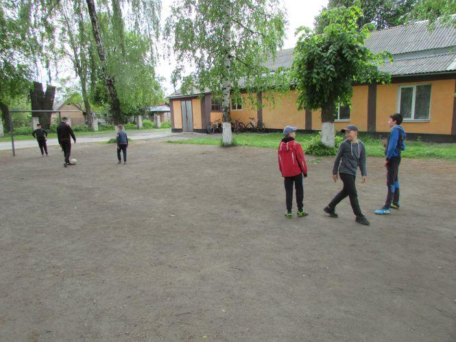 Фото дня: футбол на карантині,  «частка» субсидії та заготовка сіна, фото №7 на сайті 20minut.ua