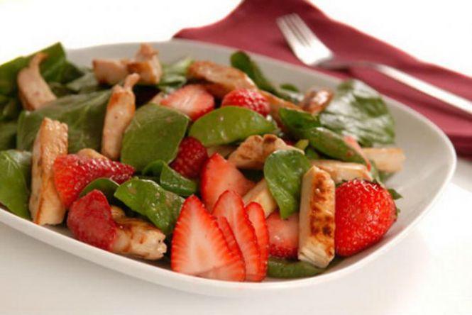Рецепти салатів з полуницею, які здивують вас незвичним поєднанням інгредієнтів (ФОТО), фото №4 на сайті 20minut.ua
