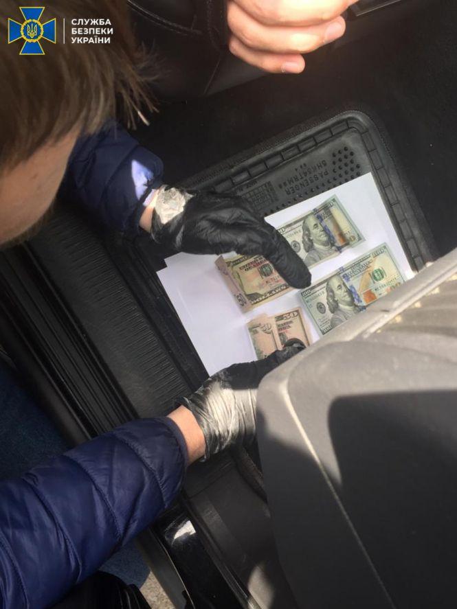 Новини Тернополя - фото з На гарячому затримали хабарника: посадовець обіцяв водію-порушнику відновити документи за 300$ (ФОТО) На гарячому затримали хабарника: посадовець обіцяв водію-порушнику відновити документи за 300$ (ФОТО), фото №3 на сайті 20minut.ua