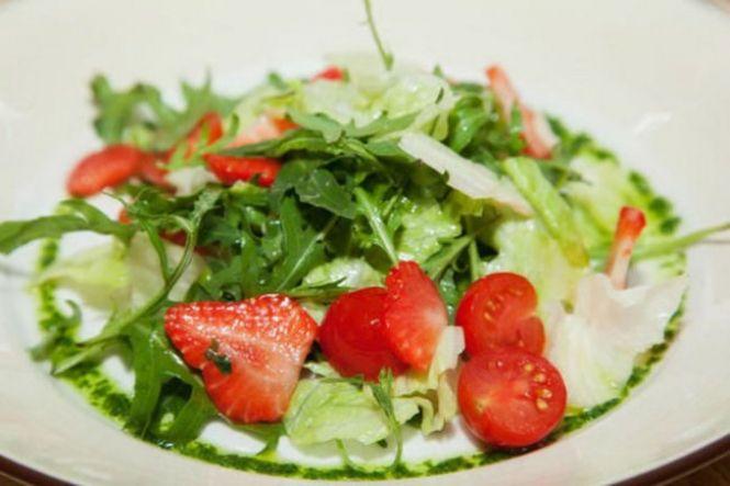 Рецепти салатів з полуницею, які здивують вас незвичним поєднанням інгредієнтів (ФОТО), фото №5 на сайті 20minut.ua