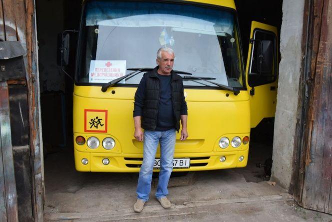 Новини Тернополя - фото з "Спочатку було дуже страшно": як водій шкільного автобуса один з громади відважився возити медиків "Спочатку було дуже страшно": як водій шкільного автобуса один з громади відважився возити медиків, фото №2 на сайті 20minut.ua
