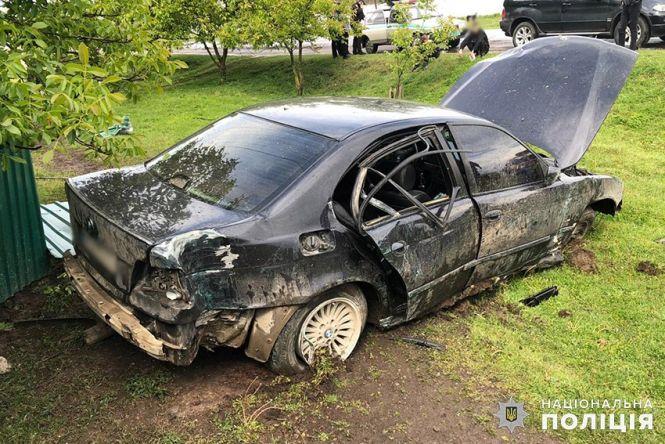 Розтрощене авто та постраждалий пасажир. На Хмельниччині 21-річний водій BMW зніс паркан (ФОТО), фото №1 на сайті vsim.ua