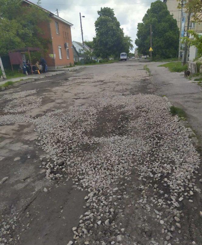 Новини Козятина - фото з Фото дня: ремонт камінцями вулиці Підгорбунського