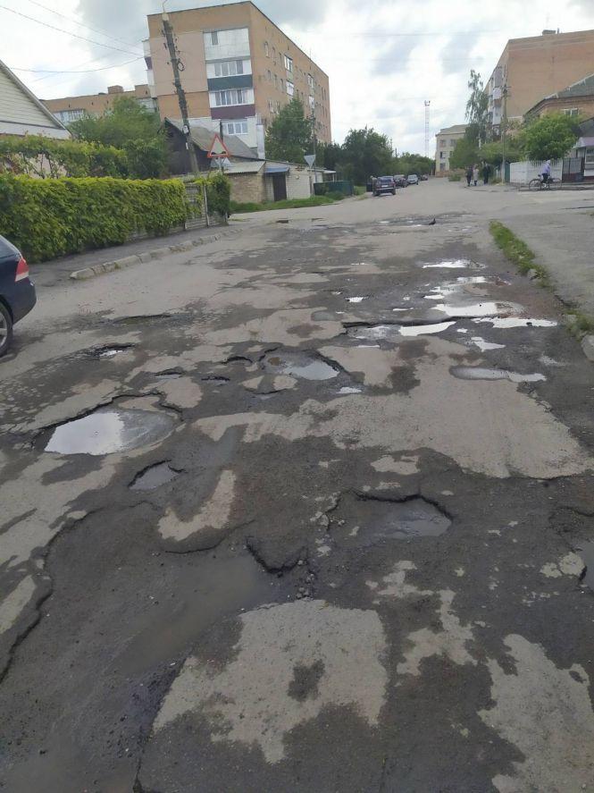 Новини Козятина - фото з Фото дня: ремонт камінцями вулиці Підгорбунського