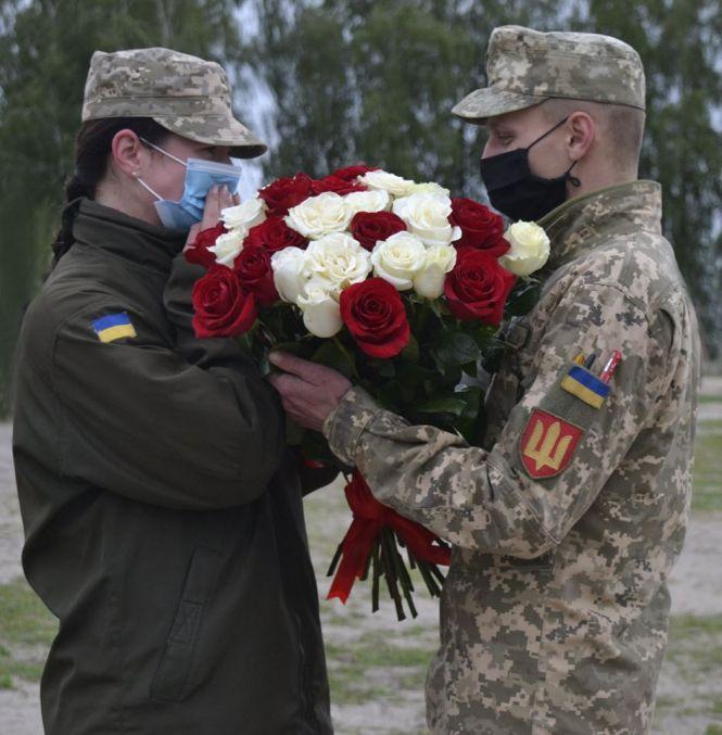 "Ти - мій світ, моя удача і душа": зворушливе освідчення на полігоні. Кохана сказала: "Так!", фото №1 на сайті 20minut.ua