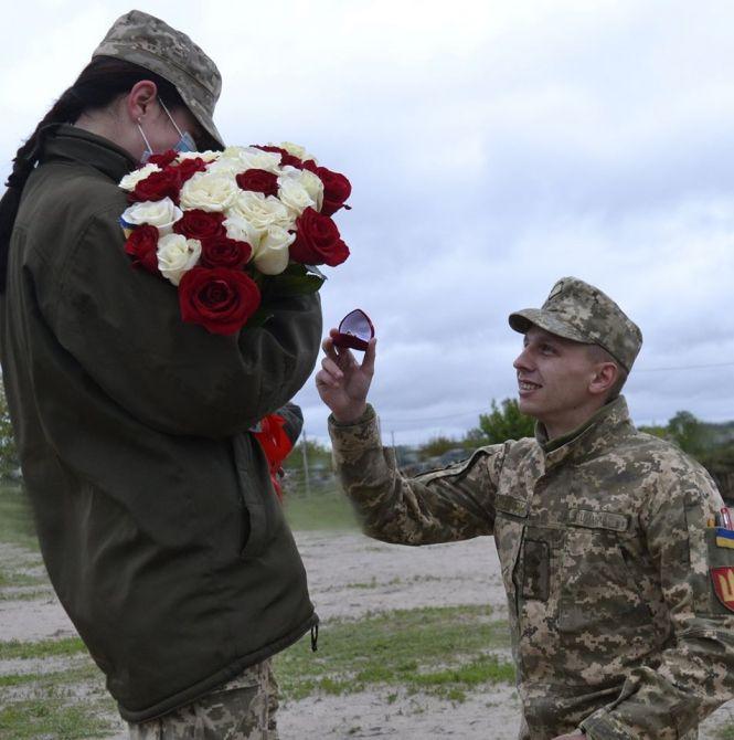 "Ти - мій світ, моя удача і душа": зворушливе освідчення на полігоні. Кохана сказала: "Так!", фото №2 на сайті 20minut.ua