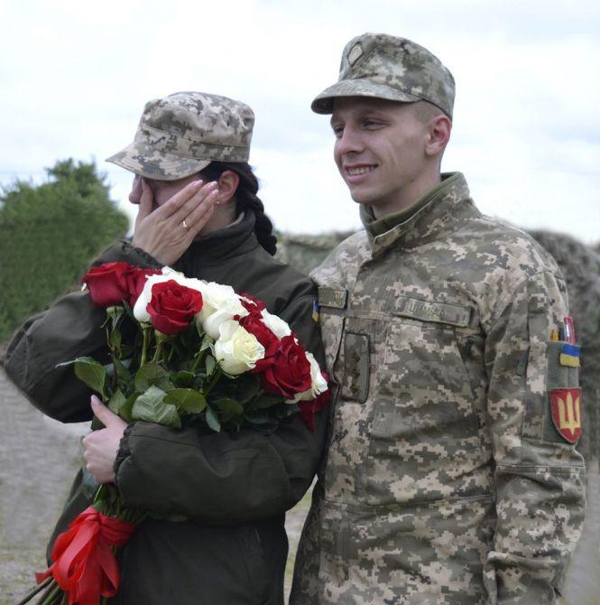 "Ти - мій світ, моя удача і душа": зворушливе освідчення на полігоні. Кохана сказала: "Так!", фото №5 на сайті 20minut.ua