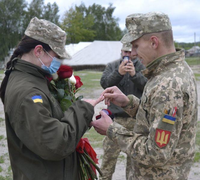 "Ти - мій світ, моя удача і душа": зворушливе освідчення на полігоні. Кохана сказала: "Так!", фото №3 на сайті 20minut.ua
