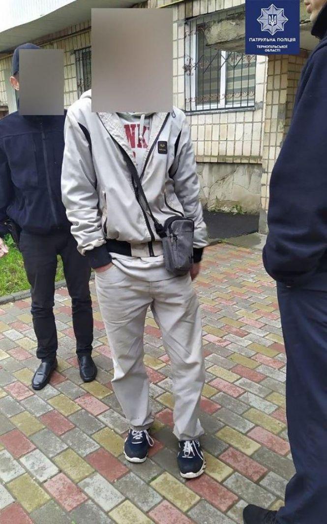 Новини Тернополя - фото з На проспекті Злуки затримали грабіжника, який полює на жіночі сумки На проспекті Злуки затримали грабіжника, який полює на жіночі сумки, фото №1 на сайті 20minut.ua