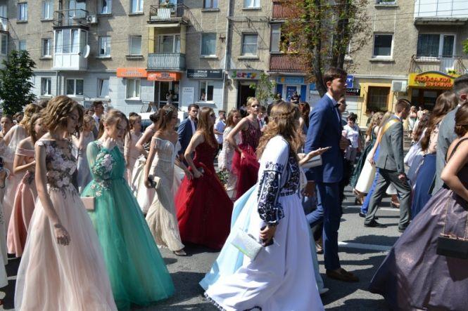 Новини Тернополя - фото з Тернополяни хочуть, аби випускний відбувся. А ви за який формат? (ГОЛОСУЙТЕ) Тернополяни хочуть, аби випускний відбувся. А ви за який формат? (ГОЛОСУЙТЕ), фото №3 на сайті 20minut.ua