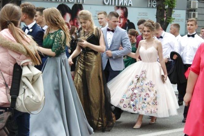 Новини Тернополя - фото з Тернополяни хочуть, аби випускний відбувся. А ви за який формат? (ГОЛОСУЙТЕ) Тернополяни хочуть, аби випускний відбувся. А ви за який формат? (ГОЛОСУЙТЕ), фото №2 на сайті 20minut.ua