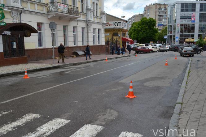 Новини Хмельницького - фото з Хмельницький готується до приїзду Зеленського: що відбувається у центрі міста (ФОТО) Хмельницький готується до приїзду Зеленського: що відбувається у центрі міста (ФОТО), фото №6 на сайті vsim.ua