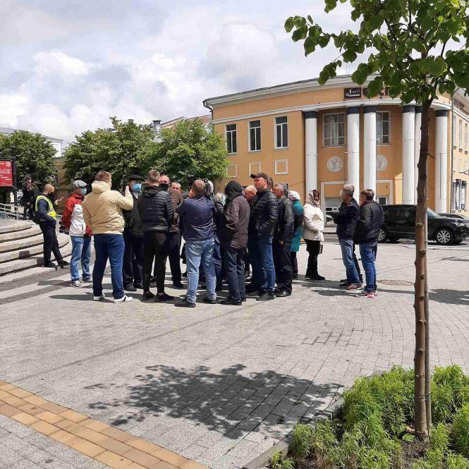 Біля облради зібралася на мітинг група людей. Вони проти об'єднання районів, фото №2 на сайті 20minut.ua