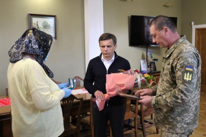 Новини Житомира - фото з Матері загиблого героя вручили відзнаку за подвиг сина Матері загиблого героя вручили відзнаку за подвиг сина, фото №1 на сайті 20minut.ua