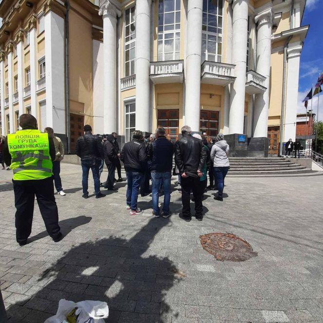 Біля облради зібралася на мітинг група людей. Вони проти об'єднання районів, фото №1 на сайті 20minut.ua