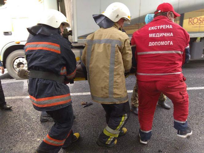 Неподалік Бродецького «Рено Трафік» в’їхав у бетонну огорожу. Водія діставали рятувальники, фото №2 на сайті 20minut.ua